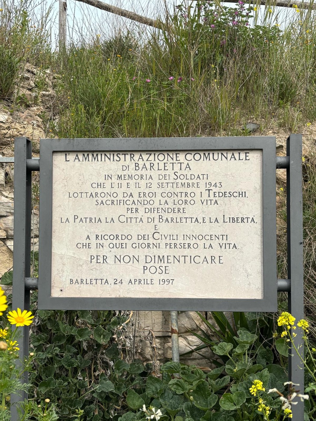 Lapide commemorativa che ricorda i soldati caduti per la libertà e la difesa della città di Barletta.