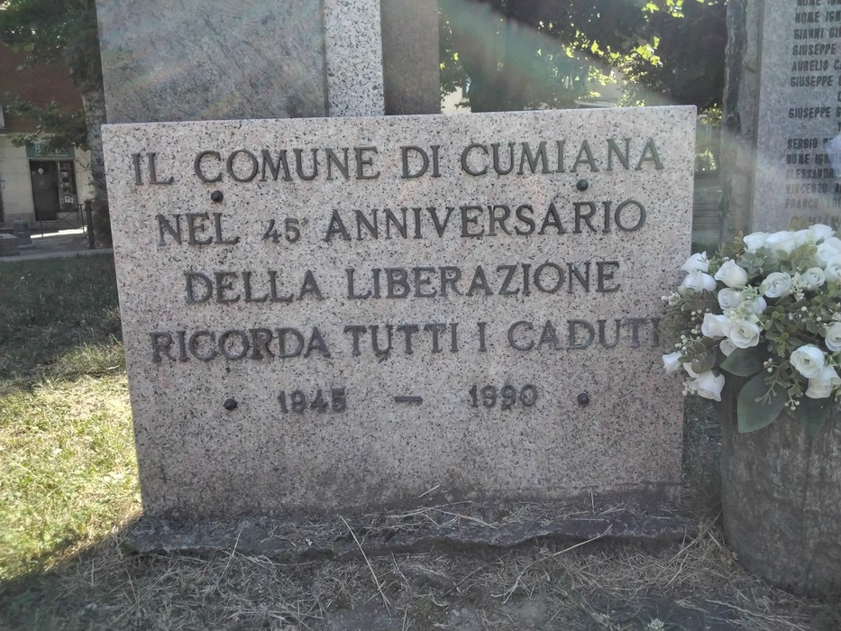 Cippo commemorativo del 45° anniversario della Liberazione con dedica ai caduti di Cumiana.