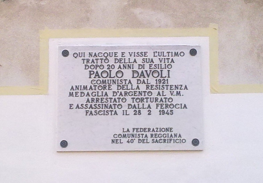 Lapide commemorativa di Paolo Davoli, animatore della resistenza, a Davoli, segnata da eventi storici.