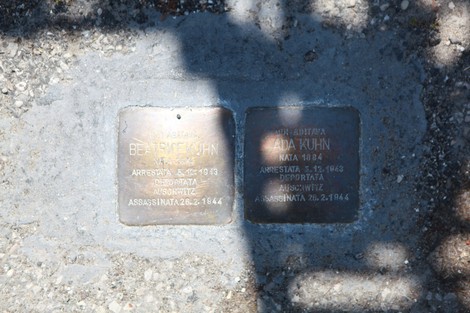Pietre d'inciampo dedicate alle sorelle Kuhn, commemorando le loro vite e destini tragici.