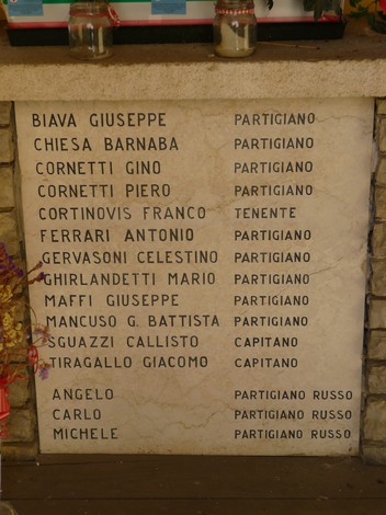 Cappella dedicata ai partigiani caduti, con una lapide commemorativa di nomi incisi.