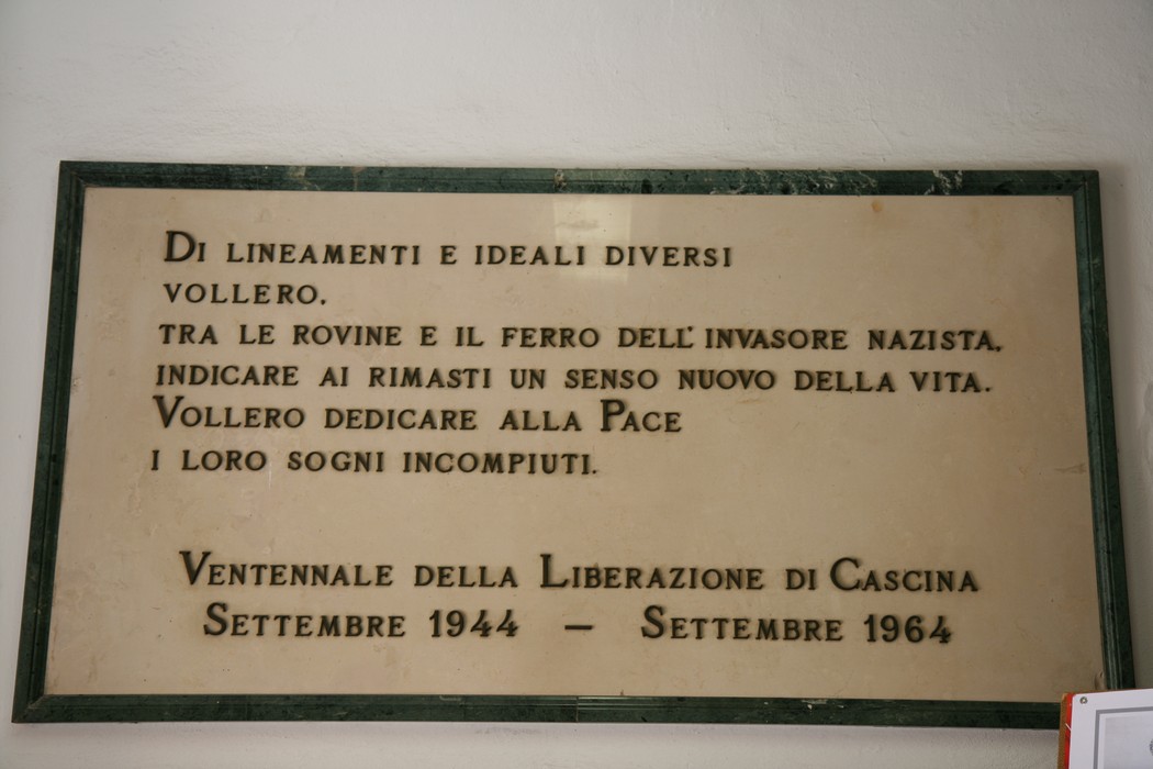 Lapide commemorativa del Municipio che celebra la liberazione di Cascina nel 1944.