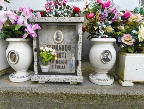 Sacrario dei caduti della Creda con fiori e commemorazioni in onore dei defunti.