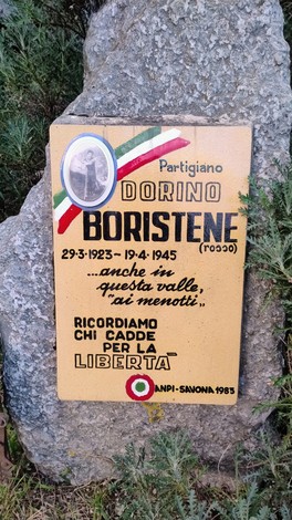 Cippo commemorativo dedicato a Dorino Boristene, partigiano, con data e messaggio di ricordo per la libertà.