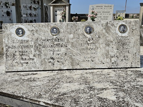 Il "Sacrario dei Partigiani" con tombstone e fotografie di caduti, in un ambiente commemorativo e solenne.