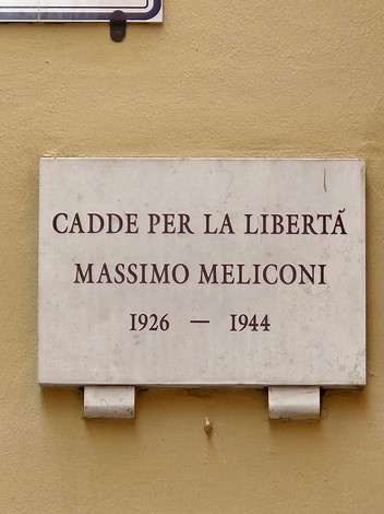 Lastra commemorativa dedicata a Massimo Meliconi, simbolo di libertà e resistenza.