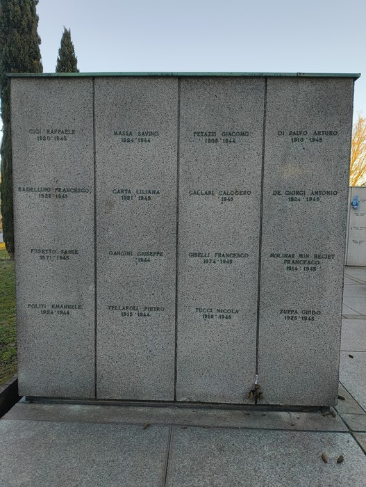Monumento commemorativo al "Campo della Gloria" con nomi di caduti incisi su lastre di pietra.