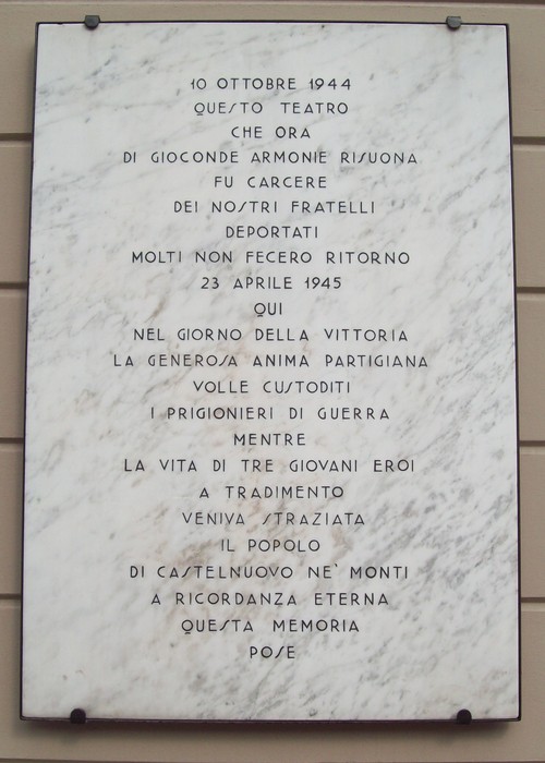 Lapidi commemorative che ricordano eventi storici legati al teatro e alla Seconda guerra mondiale.