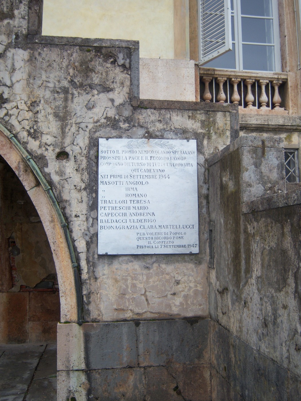 Lapide commemorativa del Villone Puccini, situata a Lucca, in onore di personaggi storici locali.