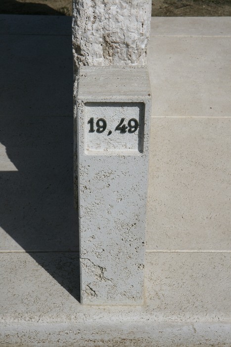 Dettaglio del "Monumento del sessantunesimo", commemorativo con riferimento al 1949.