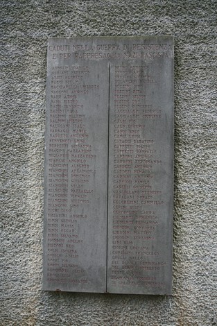 Monumento commemorativo ai caduti della provincia, con nomi incisi in memoria dei sacrifici.