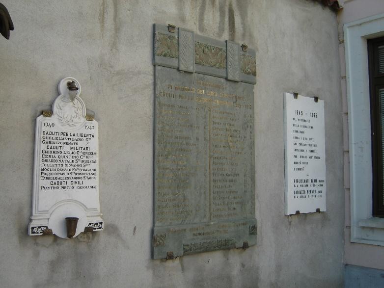 Lapidi commemorative ai caduti di Ponderano, memoria storica dei sacrifici durante le guerre.