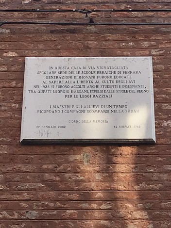 Lapide commemorativa delle scuole ebraiche, dedicata alla memoria degli studenti e insegnanti scomparsi.