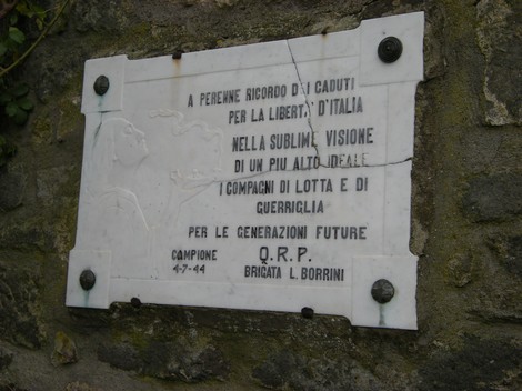 Lapide commemorativa dedicata ai caduti della Brigata Borrini per la libertà e la resistenza in Italia.