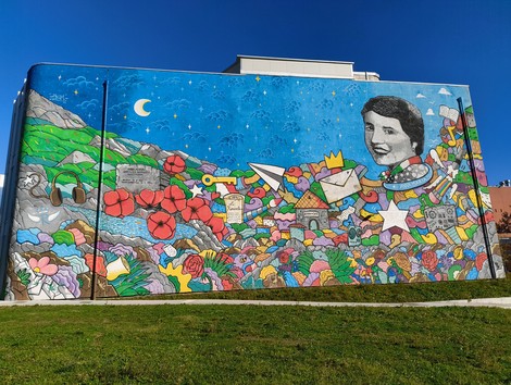 Murale colorato che celebra la creatività e la cultura, con elementi artistici e simboli di speranza.
