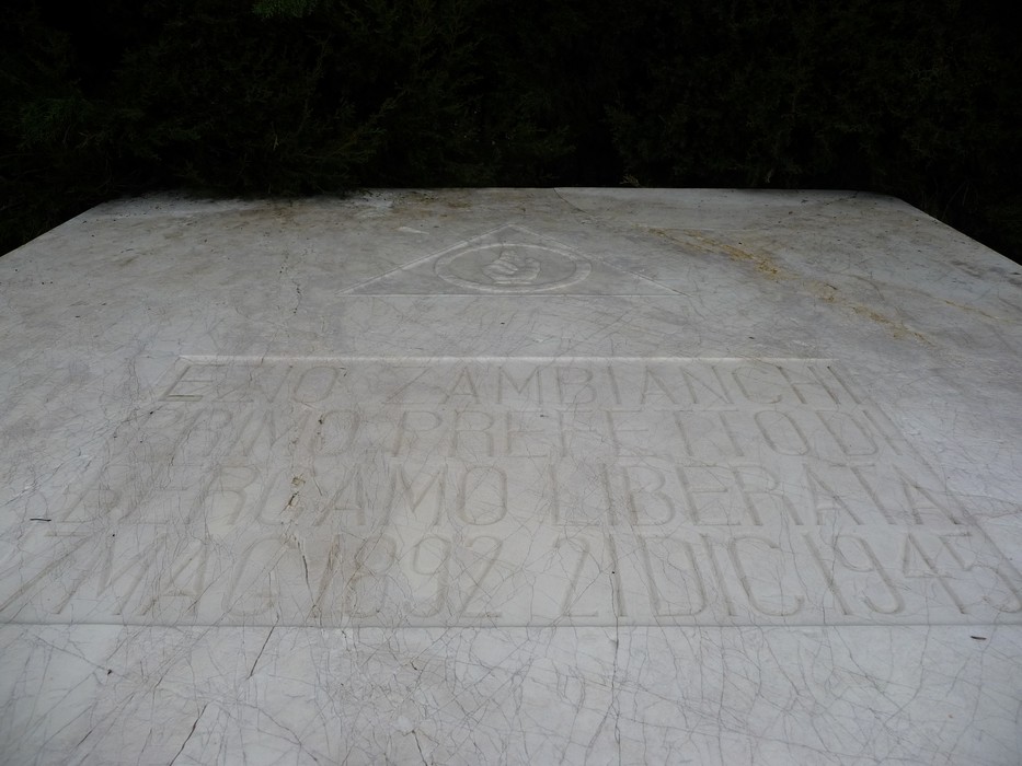 Monumento funebre commemorativo con iscrizioni, realizzato in marmo, dedicato a Zambianchi.