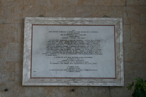 Lapide commemorativa situata presso il municipio, commemorante eventi storici locali.