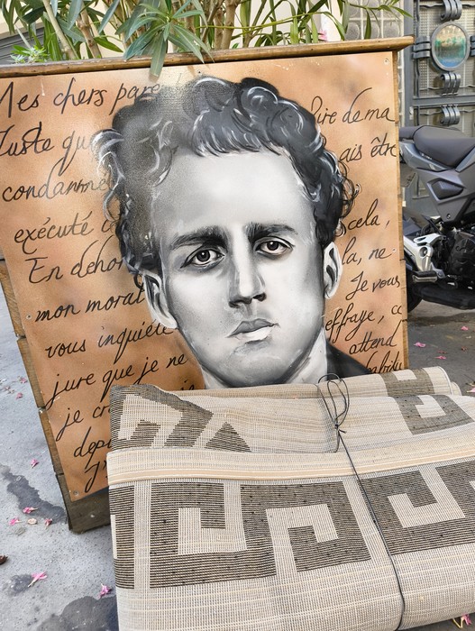 Un omaggio artistico al Gruppo Manouchian con un ritratto e scritte evocative sul loro sacrificio.