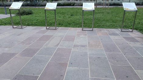 Pietre d’inciampo nel Giardino della Memoria, un luogo dedicato alla commemorazione e riflessione.