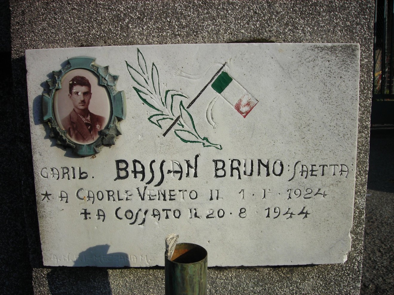 Lapide commemorativa dedicata a Bruno Bassan, caduto a Cossato il 20 agosto 1944.
