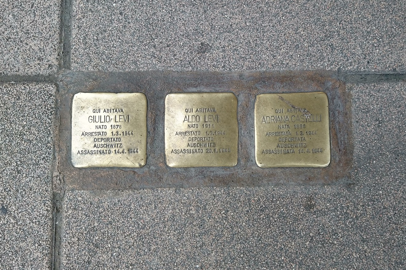 Pietre d'inciampo dedicate a Giulio Levi, Aldo Levi e Adriana Castelli, in memoria delle vittime della Shoah.