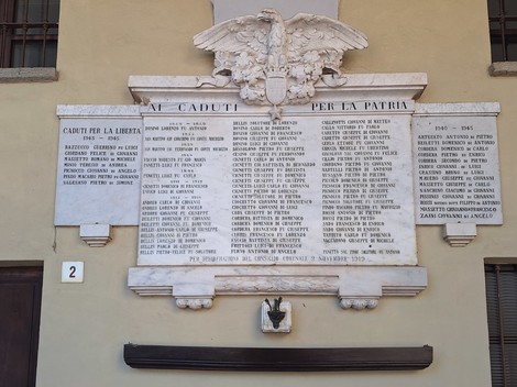 Lapidi commemorative dedicate ai caduti per la patria, con nomi e date incisi sulla pietra.