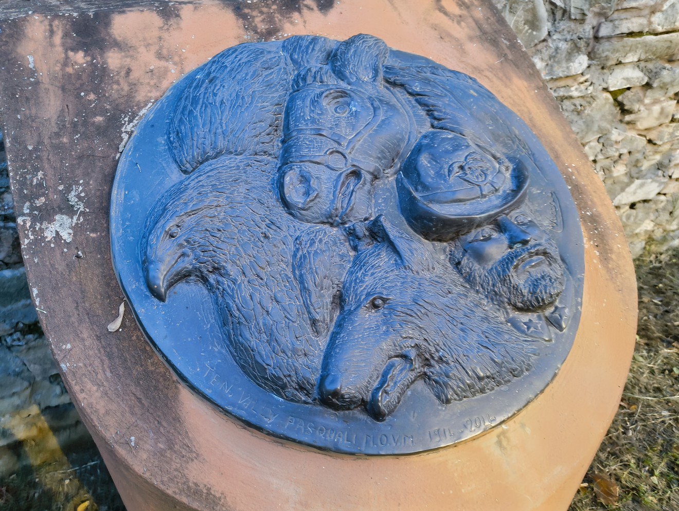 Rappresentazione artistica con animali e figura umana, simbolo di tradizioni locali e cultura.