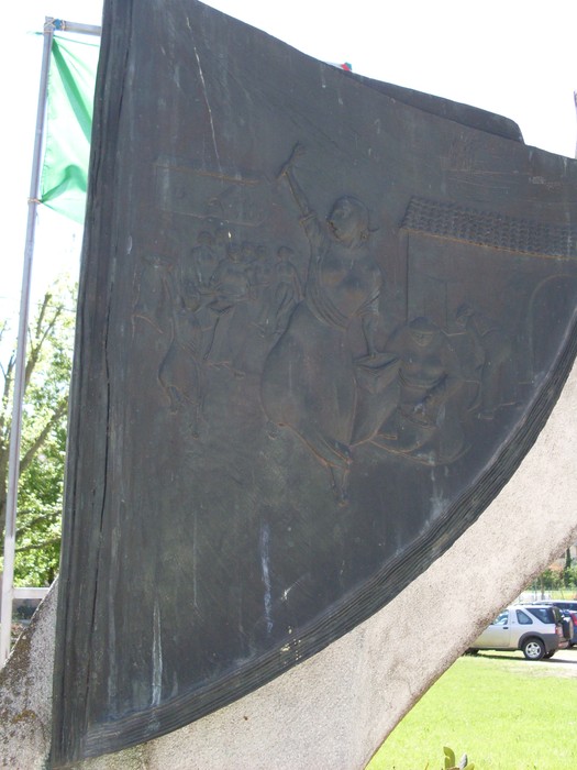 Monumento alle Donne della Resistenza, celebrazione del coraggio e dell'impegno femminile durante la guerra.