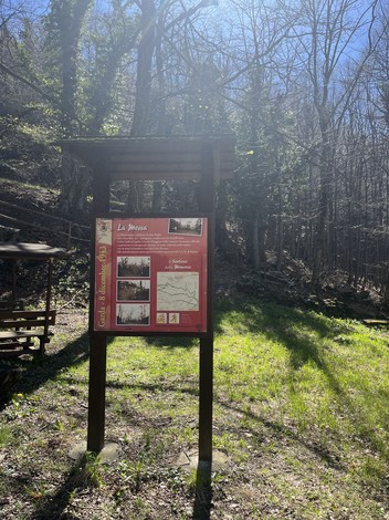 Targhe informative nella natura, dedicate a eventi storici e tradizioni locali.
