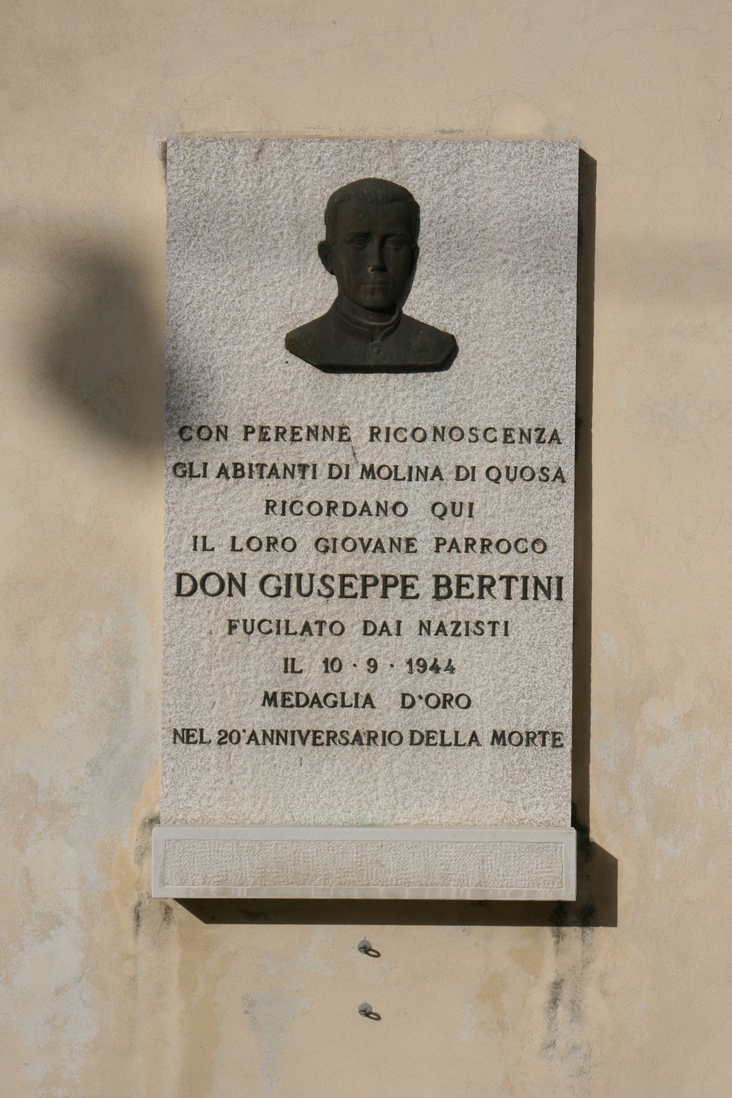 Lapide commemorativa a don Giuseppe Bertini, fucilato dai nazisti il 10 settembre 1944.