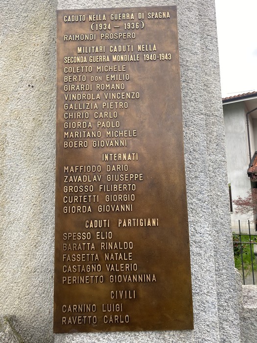 Monumento commemorativo ai caduti di Sant'Ambrogio, dedicato ai militari e ai partigiani.