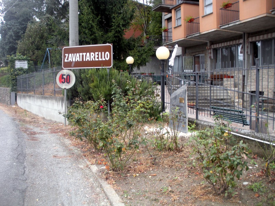 Lapide commemorativa per le vittime della strage di Crociglia, situata a Zavattarello.