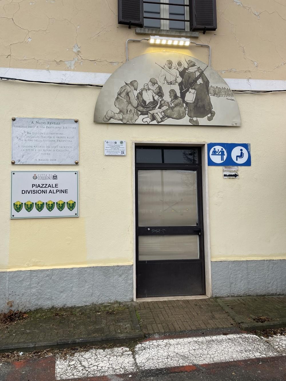 Lapide commemorativa dedicata ad A. Nivo Revelli e alla Tridentina, situata in Piazzale Divisioni Alpine.