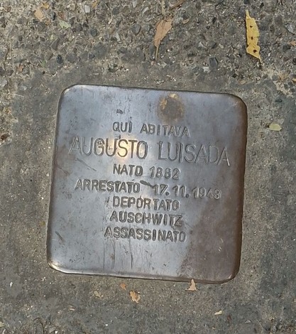 Pietra d'inciampo dedicata alla famiglia Morais-Luisada, commemorando la loro storia e deportazione.