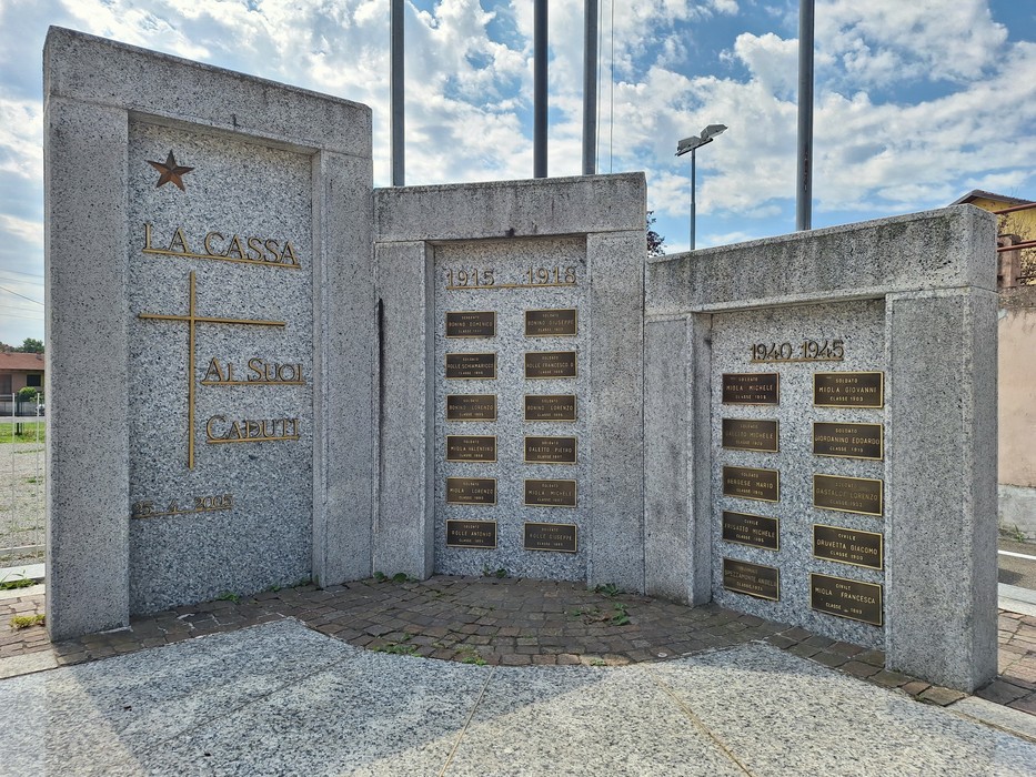 Monumento ai caduti con lastre commemorative in marmo e pannelli dedicati agli anni di guerra.