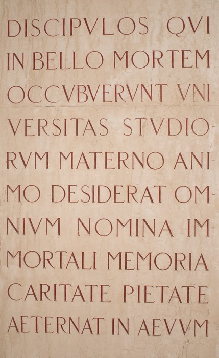 Sacrario dedicato agli studenti universitari caduti, con iscrizioni in memoria e omaggio.