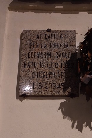 Lapide commemorativa dedicata a Carlo Gervasini, caduto per la libertà nel 1945.