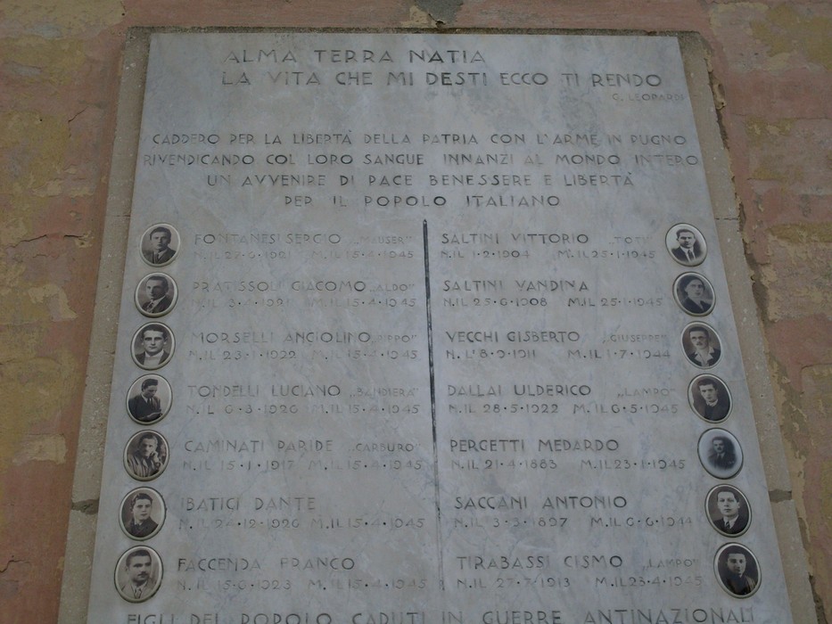 Lapide commemorativa ai caduti di Fosdondo, onore ai sui eroi del passato per la libertà e la patria.