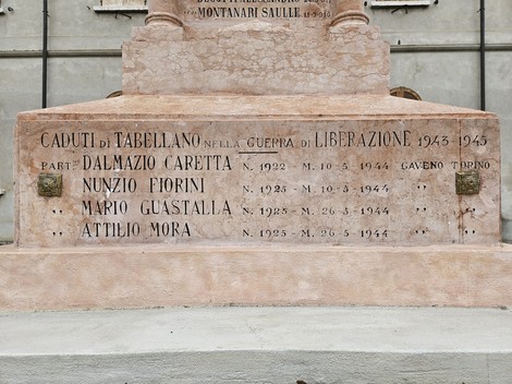 Monumento ai Caduti di Tabellano, commemorazione della Seconda Guerra Mondiale con nomi incisi su base in pietra.