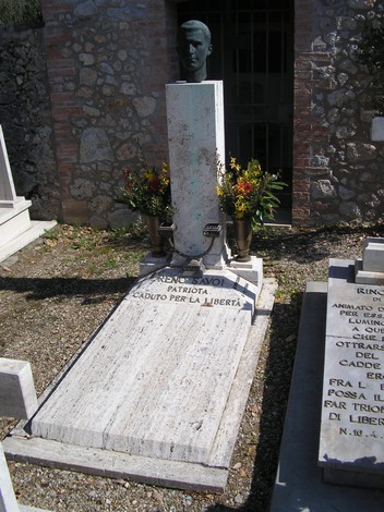 Sepolcro di Amedeo di Savoia, simbolo di patriottismo e caduto per la libertà, adornato di fiori.