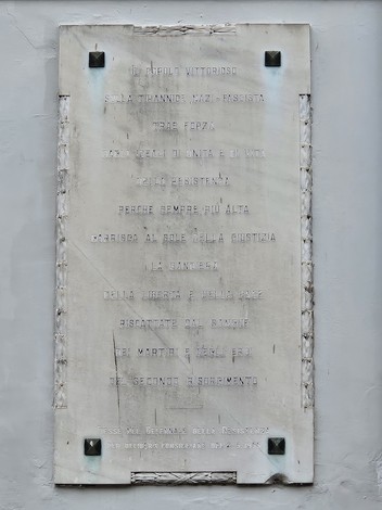 Lapide commemorativa dedicata alla Resistenza, con iscrizioni eloquenti sul valore della libertà e della giustizia.