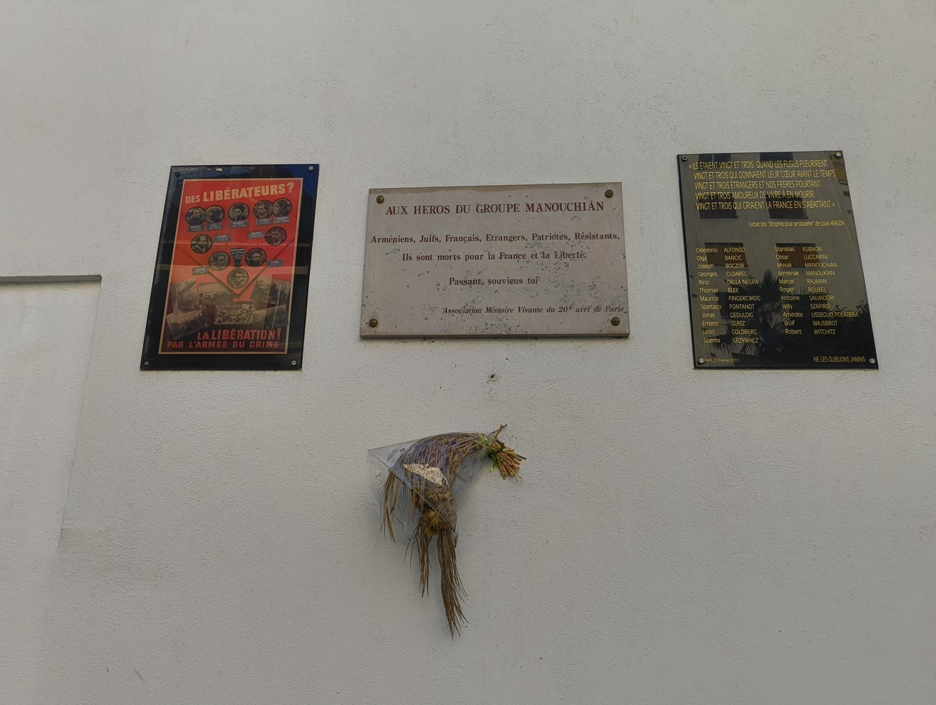 Lapidi commemorative dedicate ai membri del gruppo Manouchian, simbolo di resistenza e lotta per la libertà.