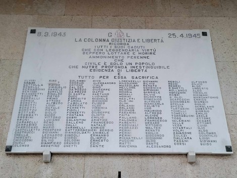 Lastra commemorativa dedicata ai caduti per giustizia e libertà, con nomi incisi in un elegante design.