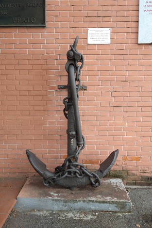 Monumento ai caduti per la Liberazione, simbolo di memoria e rispetto per i sacrifici del passato.