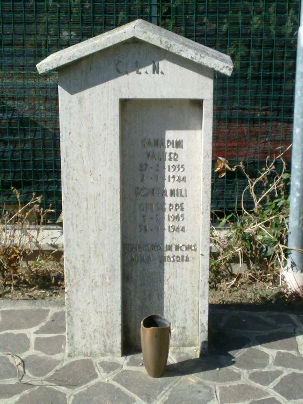 Monumento dedicato a Ganapini e ai Fontanili, con iscrizioni commemorative su una stele di pietra.