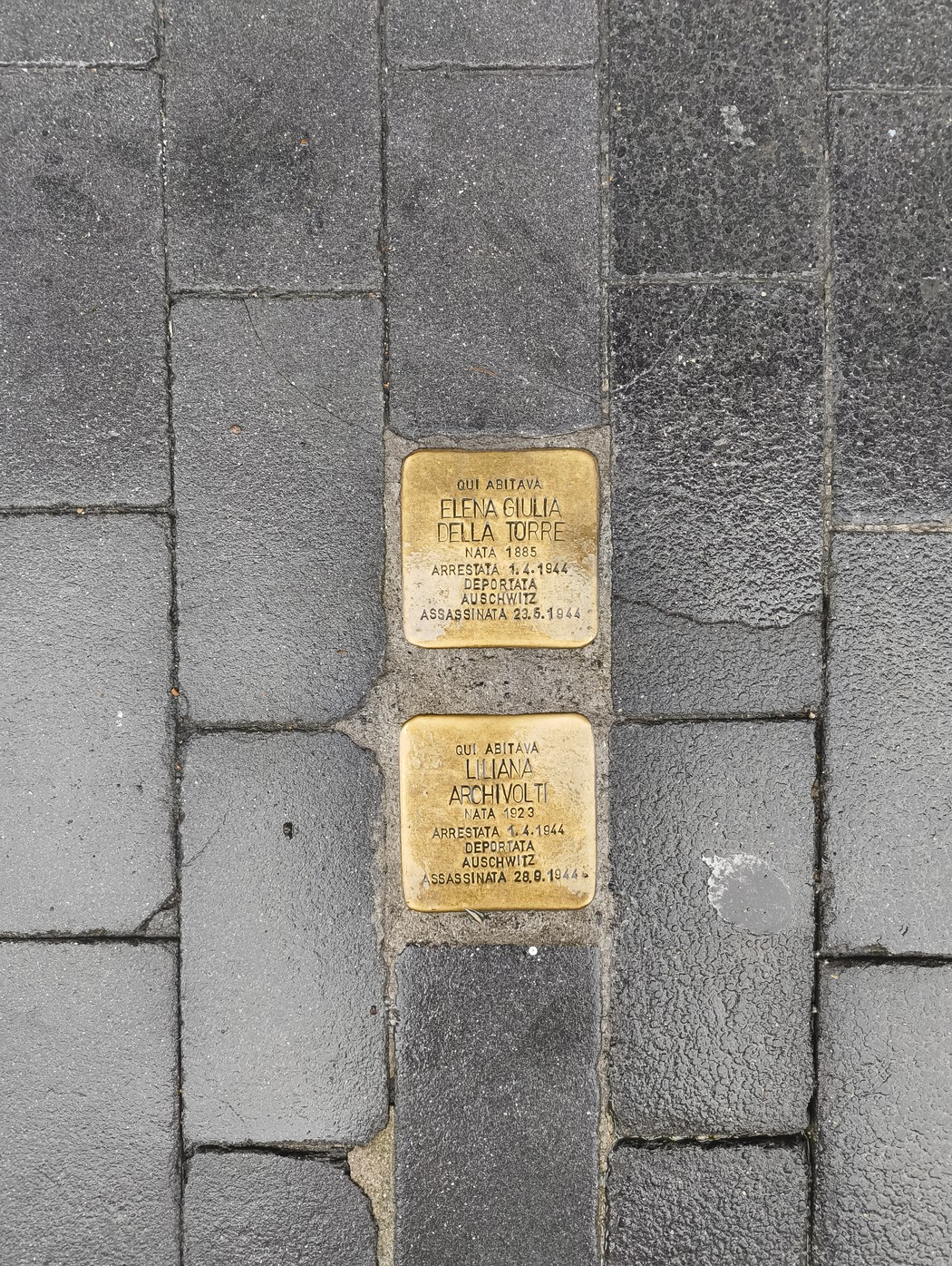 Pietre d'inciampo in memoria di Fella Torre e Liliana Archivolti, simbolo di ricordo e riflessione storica.