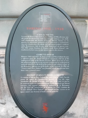 Targa commemorativa dedicata a Casa Gobetti a Torino, con informazioni storiche su Piero Gobetti.