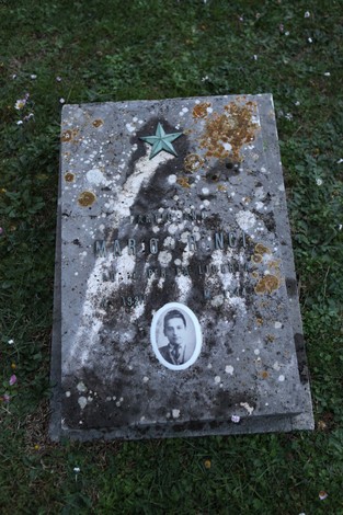 Targa commemorativa dedicata ai partigiani pratesi, con foto e simboli della Resistenza.