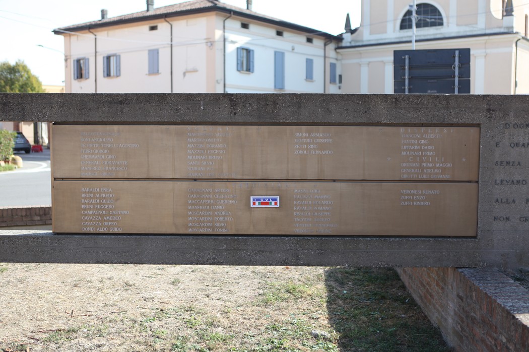 Monumento ai Caduti di Manzolino, dedicato alla memoria dei combattenti, con nomi incisi su una placca.
