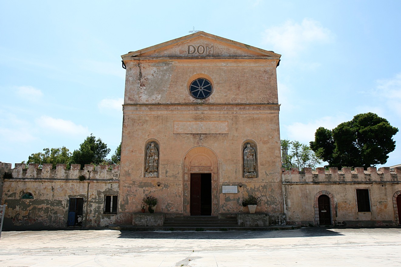 Lapide commemorativa dedicata a Sandro Pertini e agli antifascisti, su sfondo di un edificio storico.